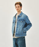 DENIM TRUCKER JACKET IN LIGHT BLUE image 2