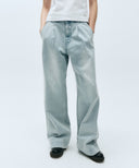 W LOW-WAIST TUCK WIDE DENIM PANTS IN LIGHT BLUE image 7