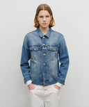 DENIM TRUCKER JACKET IN BLUE image 12