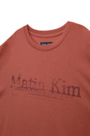 STAMP LOGO GRAPHIC OVERSIZE TOP FOR MEN IN BRICK image 3