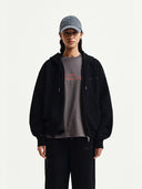 BACK LOGO ESSENTIAL HOODY ZIP UP IN BLACK