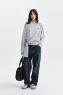 BACK LOGO RAW CUT BOAT NECK TOP IN GREY