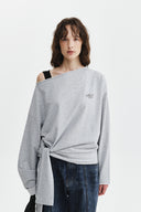 BACK LOGO RAW CUT BOAT NECK TOP IN GREY