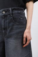 CONTRAST BERMUDA DENIM PANTS IN DARK GRAY image 11